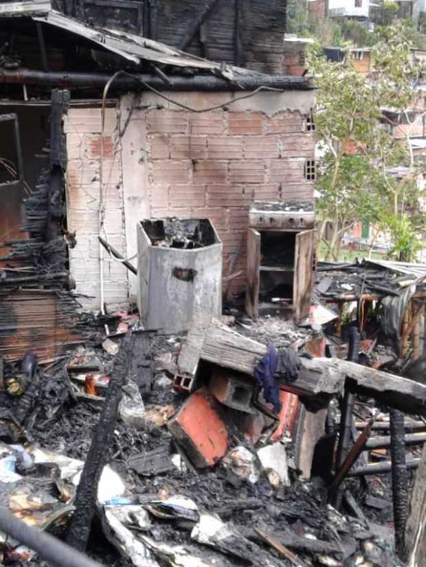 Unidades de bomberos removieron escombros y trabajaron en la extinción de los últimos de fuego hasta la madrugada de ayer.