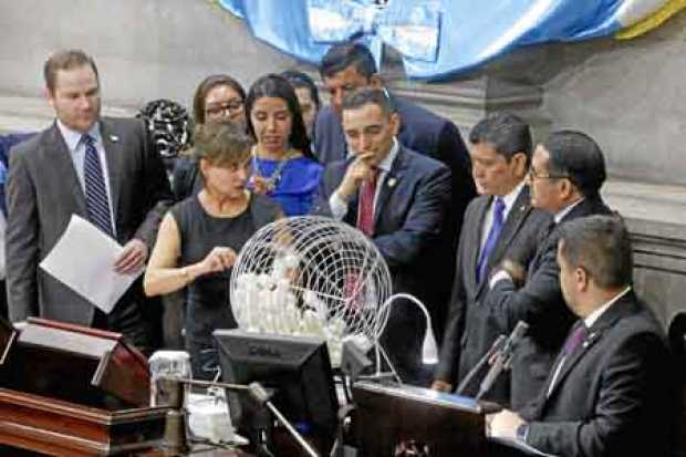 El Congreso eligió, al azar, a los cinco parlamentarios que decidirán si le quitan la inmunidad al presidente de Guatemala.