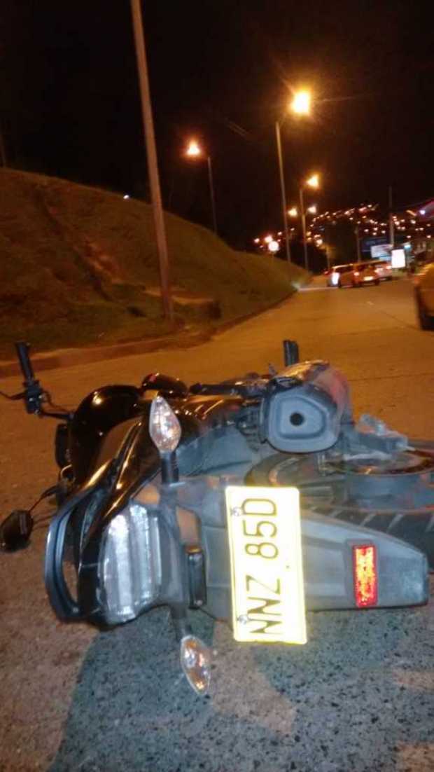 La moto en la que se movilizaba el fallecido.