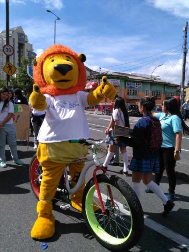 En el desfile se fomentó el cuidado del aire y el uso de la bicicleta.