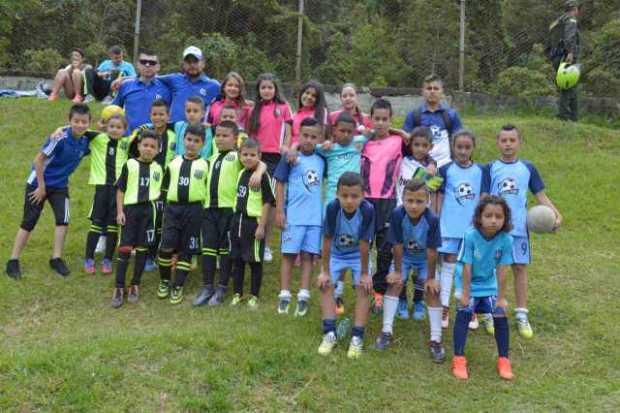 Intercambio ayer de semilleros de Solferino y de Santos en la cancha de Monteleón.