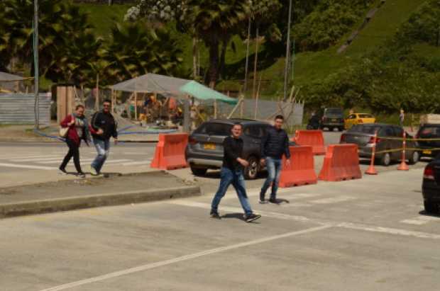 Los peatones se las ingenian para pasar la avenida.