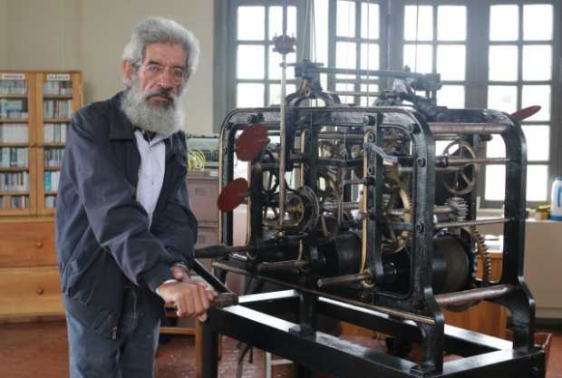Eugenio Ospina Salazar expresa que el reloj mecánico es la joya de la corona de la Autónoma.
