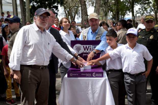El gobernador, Guido Echeverri; el alcalde de Salamina, Luis Germán Noreña; Juanita Rodríguez Kattah, viceministra de Economía D