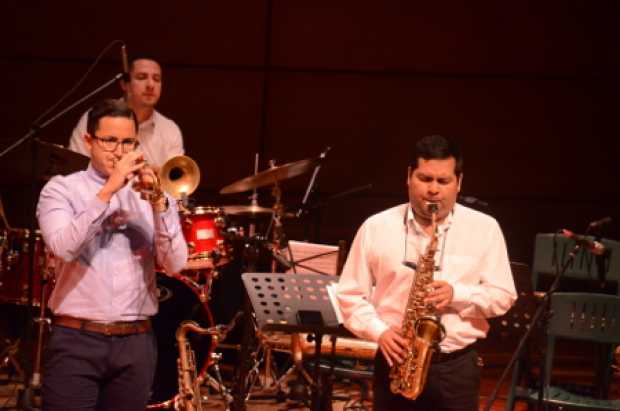 Gileno Santana con la trompeta y el profesor Javier Muñoz con el saxofón