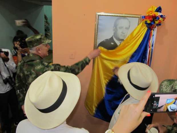 El general destapó el retrato de su padre José Nelson Mejía, fallecido en el 2010.