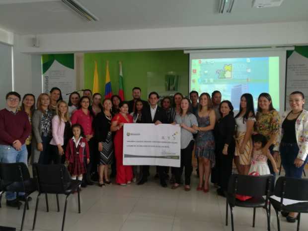 Cuatro profesores fueron premiados en TIC, nueve en inglés y seis en lenguaje. Cuatro profesores fueron premiados en TIC, nueve en inglés y seis en lenguaje.