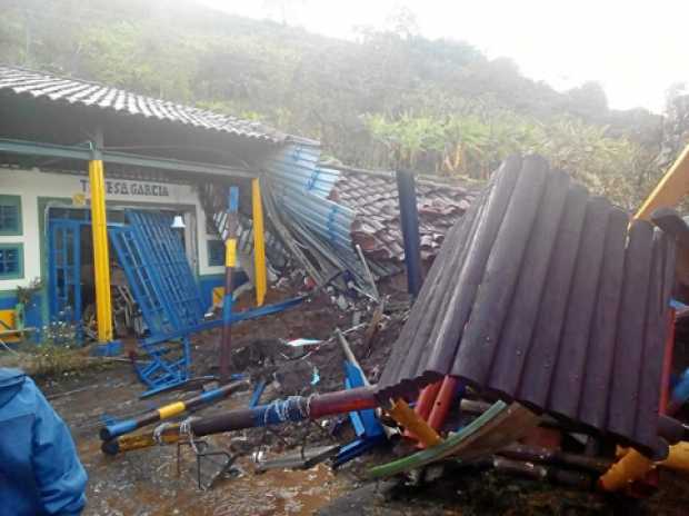 Dos deslizamientos arrasaron la sede Teresa García de la institución educativa San Rafael. 