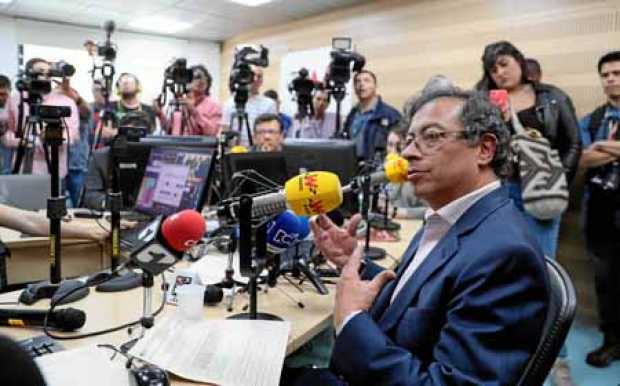 Foto | EFE | LA PATRIA El senador y excandidato presidencial Gustavo Petro habla en la emisora radial La W sobre el polémico vid