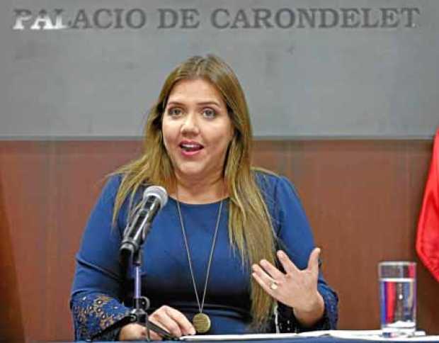 Foto | EFE | LA PATRIA  La vicepresidenta de Ecuador, María Alejandra Vicuña, presentó su renuncia irrevocable a su cargo. 