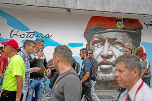  Cientos de adeptos al Gobierno venezolano y al chavismo participaron ayer en el acto de conmemoración por los 20 años de la lle