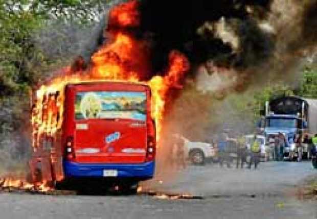 Al parecer, mientras se realizaban las labores de reconocimiento, desconocidos prendieron fuego al bus involucrado en el acciden