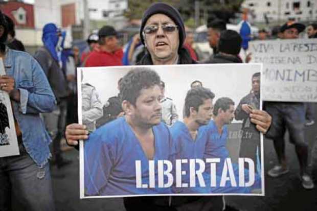 Decenas de nicaragüenses que han tenido que huir a Costa Rica debido a la crisis sociopolítica en su país, se manifestaron ayer,