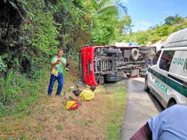 Una buseta de servicio interdepartamental afiliada a la empresa Rápido Tolima se volcó en la vía Venadillo - Lérida. El siniestr