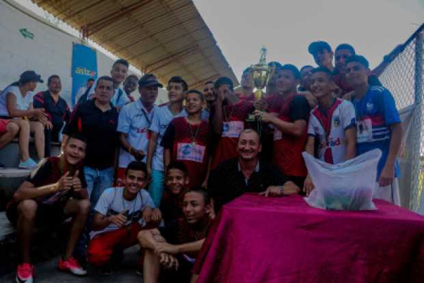 La Dorada recibió el trofeo de campeón en la categoría infantil del Torneo Departamental de Fútbol.
