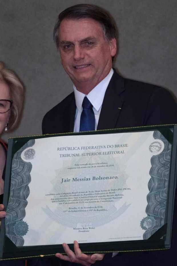 El presidente electo, Jair Bolsonaro, recibe un diploma que lo reconoce como presidente