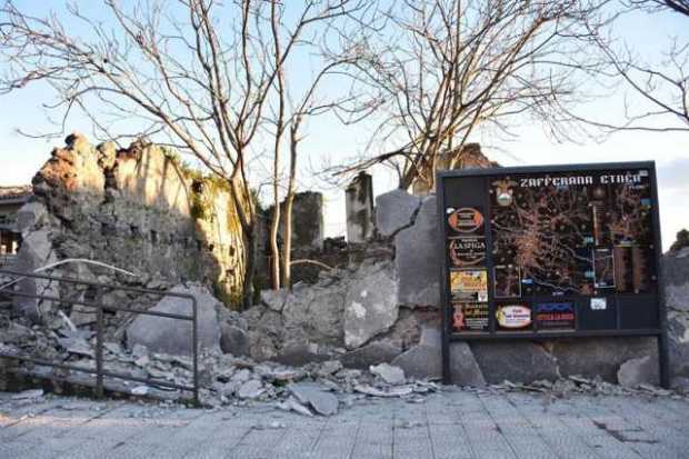 Escombros junto a un muro derrumbado en la localidad siciliana de Fleri en la provincia de Catania 