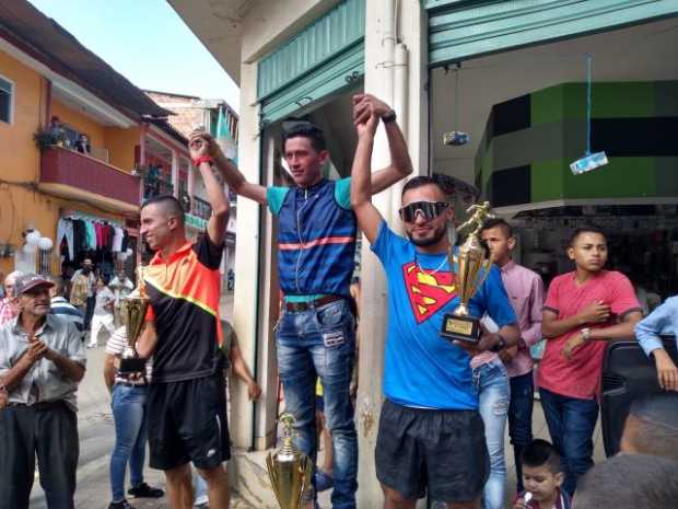 David Gómez, Diego Vera y Franklin Téllez, segundo, primero y tercer lugar, respectivamente, fueron los medallistas de la Carrer