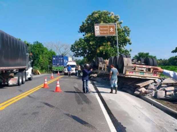 Vehículo volcado en Chinchiná.