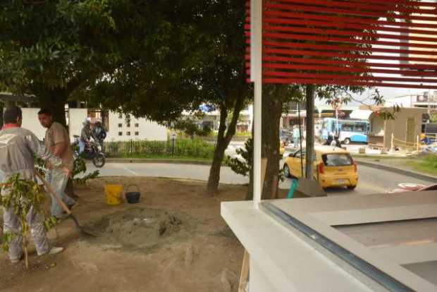 En primer plano la caseta del separador para venta de café, y al fondo (derecha) la caseta de Buñuelos y más... y los obreros tr