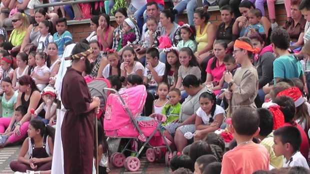 En la plaza del municipio se reunieron los niños para participar en el Monain.