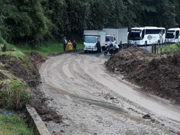 Habilitan paso en la vía Manizales-Alto de Letras. 