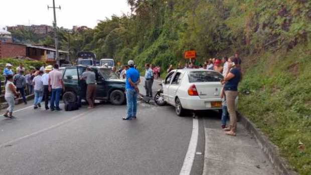 Dos carros chocaron en la vía antigua Manizales-Chinchiná