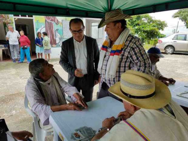 El alcalde Jahír de Jesús Álvarez (centro) comparte con la comunidad en una actividad programada por su Administración. 