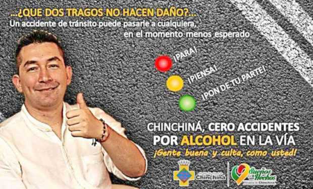 Posando Chinchiná. El alcalde Sergio López Arias sirvió de modelo para la campaña que busca prevenir los accidentes viales, por 