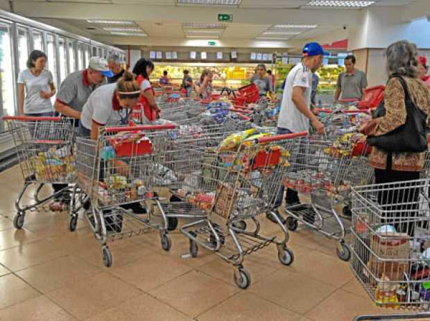 Gobierno venezolano ordenó a unas 26 cadenas de supermercados bajar los precios de distintos productos, por eso se registraron las filas y anaqueles vacíos luego de las compras. Gobierno venezolano ordenó a unas 26 cadenas de supermercados bajar los precios de distintos productos, por eso se registraron l