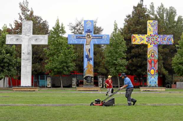 Dos personas trabajan en la preparación del Santuario Padre Alberto Hurtado, a la espera de la visita del papa Francisco.