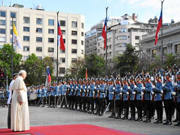 El Papa Francisco (centro) es recibido por la presidenta de Chile, Michelle Bachelet (cubierta en la imagen), durante la ceremon