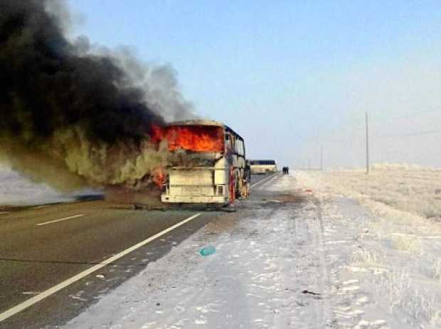 El autobús durante y después del incendio. Murieron 52 personas. 