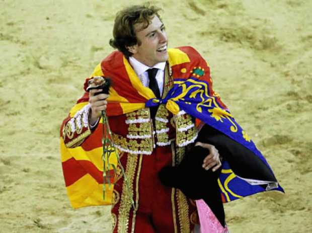 Foto | Efe | LA PATRIA  El torero español Román celebra luego de conseguir una oreja durante su presentación en la segunda corri