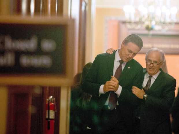 Los senadores republicanos Joe Manchin y Bob Corker conversan tras salir de una sesión de voto en el Capitolio en Washington. El