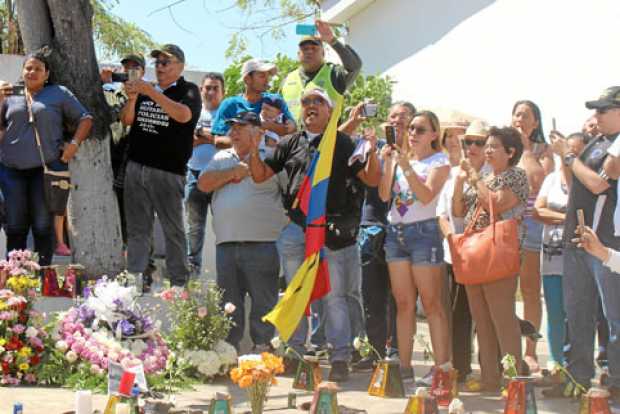 Con una caravana por las calles de Barranquilla, habitantes de la ciudad rindieron homenaje a los cinco policías que murieron en
