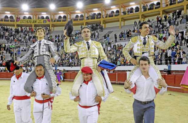 El torero peruano, Andrés Roca Rey; el español, Enrique Ponce, y el colombiano, Juan de Castilla; salen en hombros de la plaza d
