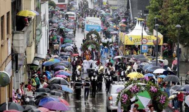  Vista general del desfile de las Carretas del Rocío desde el sector de El Cable hasta la Plaza de Bolívar el pasado martes. 