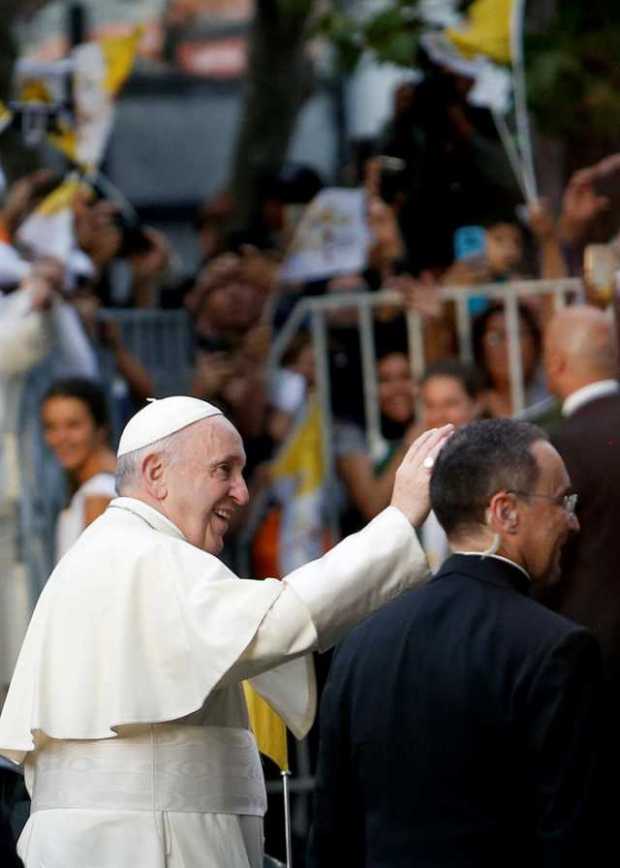 Papa Francisco inicia su visita en Chile entre fervor y protestas