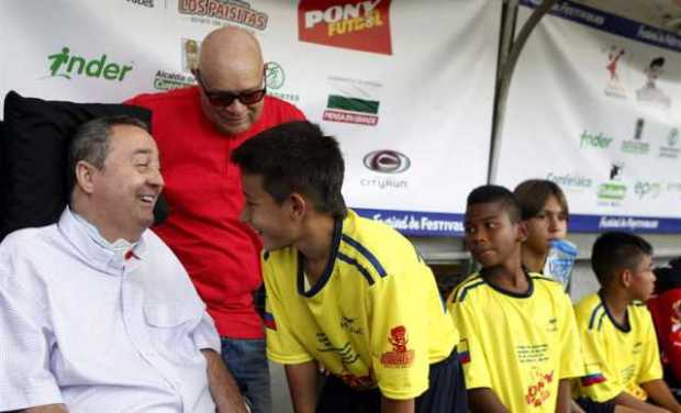 El director técnico colombiano Luis Fernando Montoya habla con un jugador de su equipo.