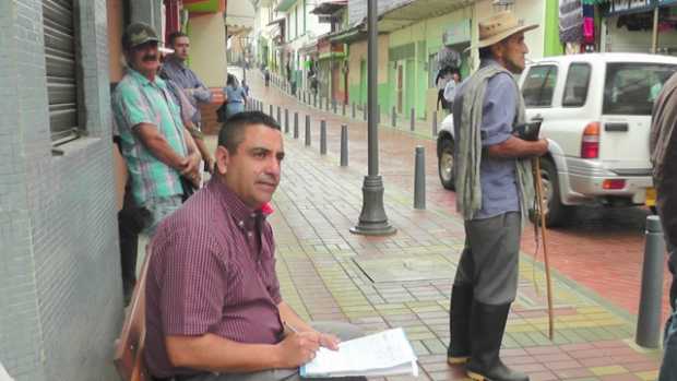 El alcalde de Pácora, Jorge William López, camina por la calle real de su municipio. Este año se logró la semipeatonalización de