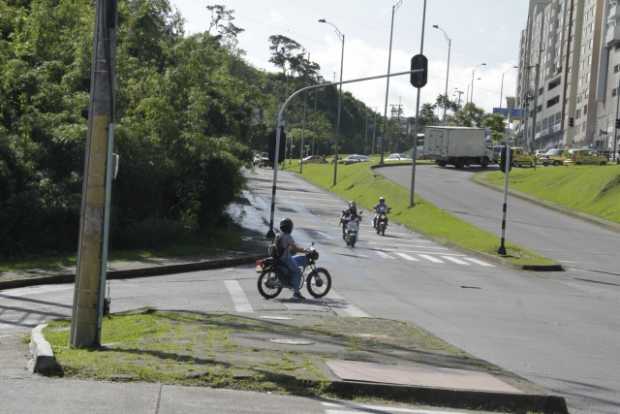 El choque de motos se produjo en una intersección de la avenida Kévin Ángel.