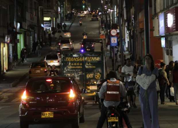 Carrera 22, en Manizales, a media luz