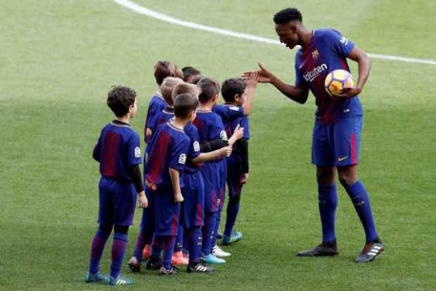 Minutos después de ponerse la camiseta jugó un recreativo con los niños de las escuelas del FC Barcelona. Yerry Mina fue presentado ayer. Minutos después de ponerse la camiseta jugó un recreativo con los niños de las escuelas del FC Barcelona. Yerry Mina fue present