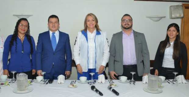 En el centro, Aydeé Lizarazo, del Quindío, candidata a Senado, acompaña a los candidatos por Caldas a la Cámara: Yulieth Cardona