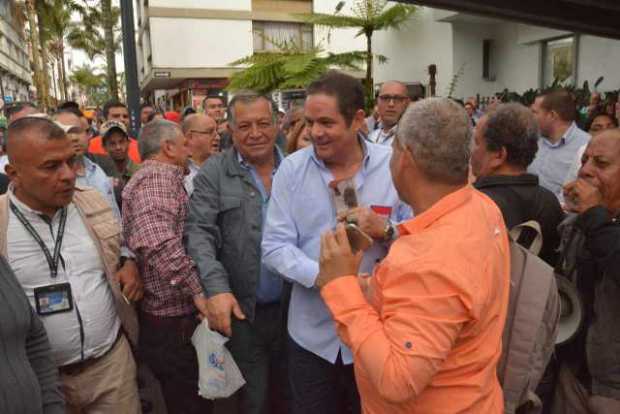 Vargas Lleras saludó y repartió volantes, de forma tranquila, durante su caminada por el Centro de Manizales.