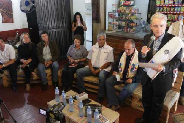 Álvaro Uribe habló sobre la política del Centro Democrático, de cara a las elecciones de Congreso y Presidencia. Álvaro Uribe habló sobre la política del Centro Democrático, de cara a las elecciones de Congreso y Presidencia.