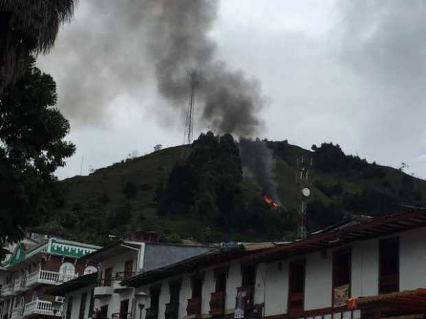 Se presenta un incendio en el cerro De la Cruz, en Pensilvania