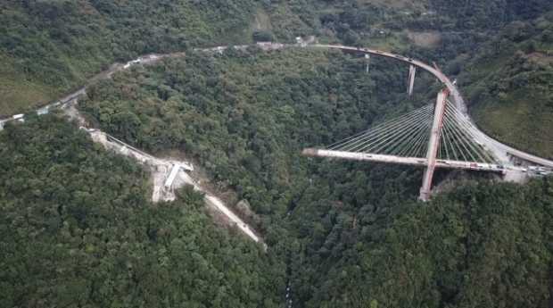 Faltan por rescatar dos cuerpos tras colapso de puente en vía Bogotá-Villavicencio