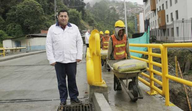 El alcalde, José Octavio Cardona, en la Ruta 30, por donde las lluvias de abril hicieron estragos que fueron mitigados con obras